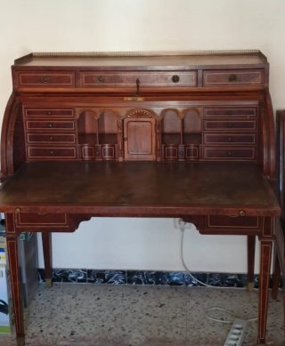 Escritorio clásico de madera
