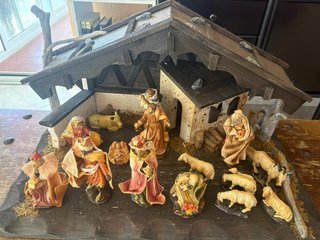 Belén artesanal con figuras de pan de higo