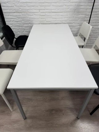 Mesa de comedor blanca y gris