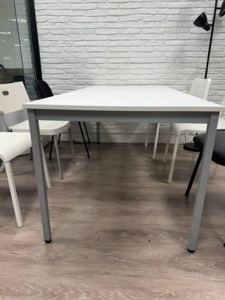 Mesa de comedor blanca y gris