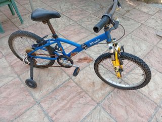 Bicicleta infantil azul con ruedines
