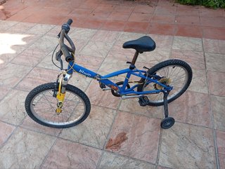 Bicicleta infantil azul con ruedines