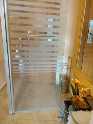 Mampara de ducha de cristal y metal