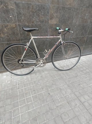 Bicicleta de carretera plateada