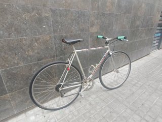 Bicicleta de carretera plateada