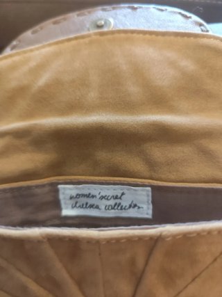 Bolso mostaza con detalle de madera