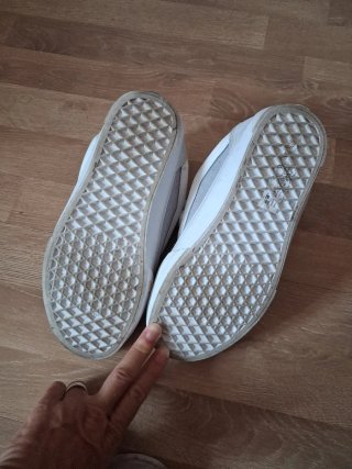 Zapatillas Vans grises y blancas. Knu skool