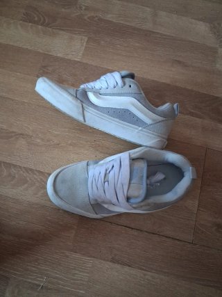Zapatillas Vans grises y blancas. Knu skool