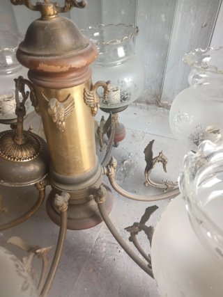 Lámpara de comedor dorada y cristal