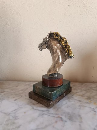 Busto caballo plata con peana