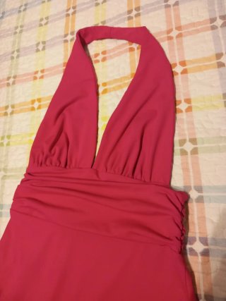 Vestido fucsia halter con volantes