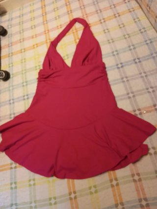 Vestido fucsia halter con volantes