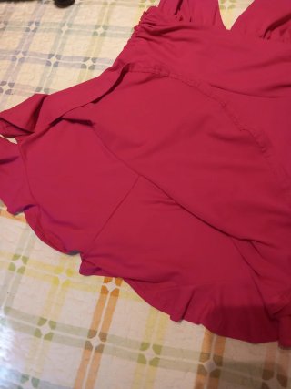 Vestido fucsia halter con volantes