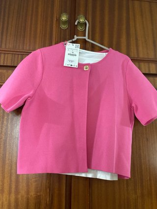 Chaqueta rosa y blusa de gasa. Zara