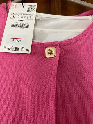 Chaqueta rosa y blusa de gasa. Zara