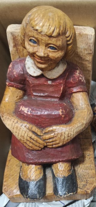 Figura de madera niña vintage sujetalibros