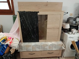 Mueble de comedor de madera y cristal
