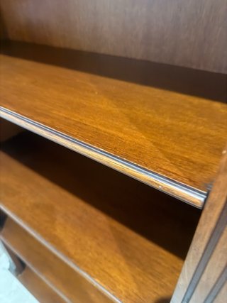 Librería de madera marrón