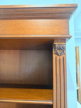 Librería de madera marrón