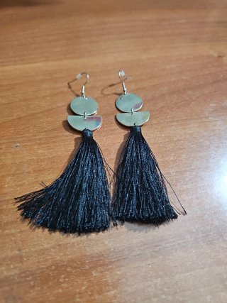 Pendientes largos con flecos negros y dorados