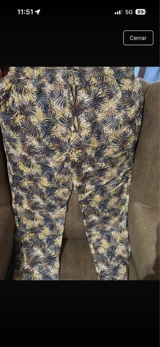 Pantalón estampado hojas