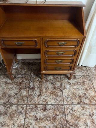 Escritorio de madera clásico