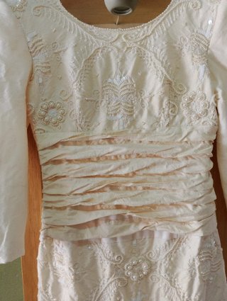 Vestido de Novia Beige Talla M y zapatos a juego.