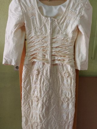 Vestido de Novia Beige Talla M y zapatos a juego.