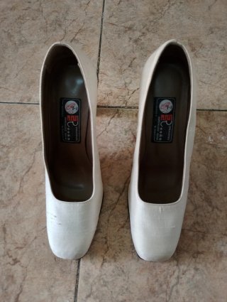 Vestido de Novia Beige Talla M y zapatos a juego.