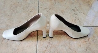 Vestido de Novia Beige Talla M y zapatos a juego.