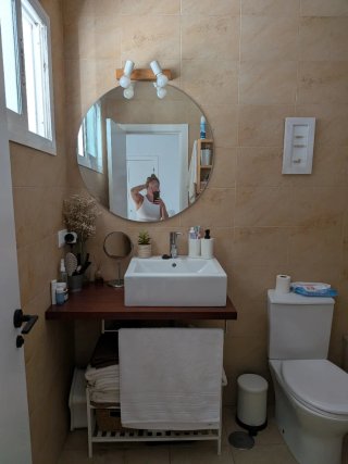 Mueble de baño con lavabo y grifo