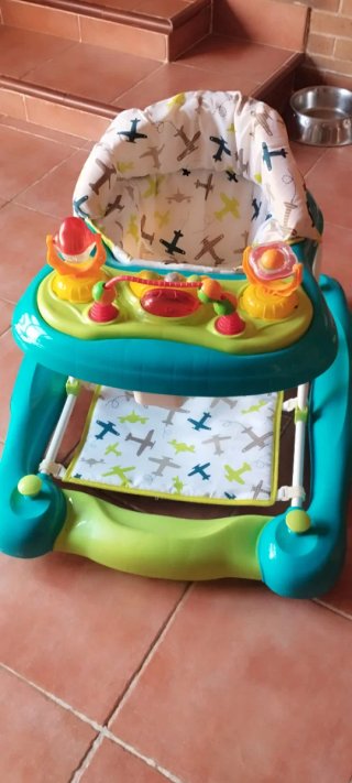 Andador bebé con juguetes