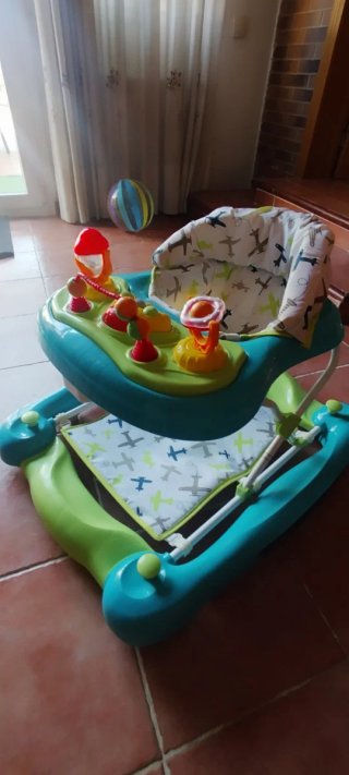Andador bebé con juguetes
