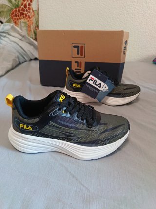 Deportivas Fila Negras y Verdes