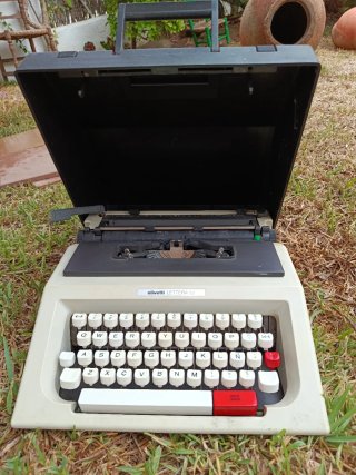 Máquina de escribir Olivetti Lettera 52