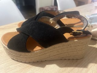 Lote 2 sandalias doradas plateadas + regalo negra
