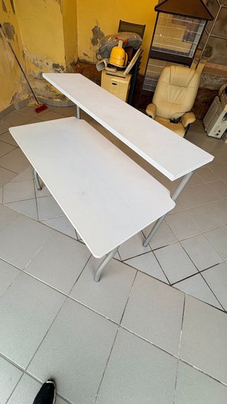 Escritorio blanco grande con balda superior
