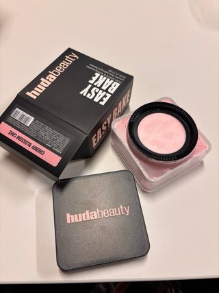Huda Beauty Easy Bake Polvos