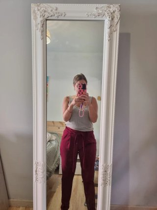 Pantalón rojo con cinturón