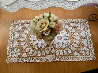 Tapete de mesa de ganchillo blanco
