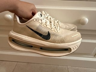 Nike Vomero Premium Beige/Negro