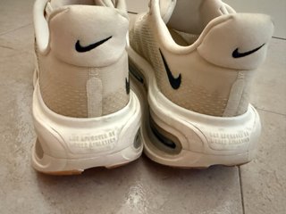 Nike Vomero Premium Beige/Negro