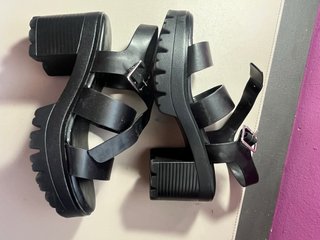 Tacones negros plataforma