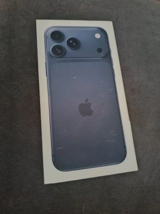 iPhone 17 Pro Max Azul con funda y protector cam