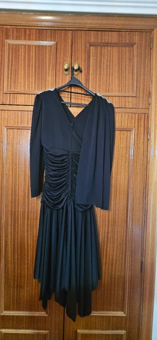 Vestido negro drapeado con broche