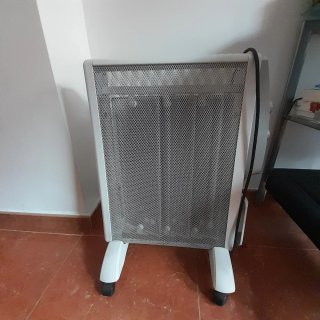 Radiador eléctrico blanco con ruedas