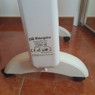 Radiador eléctrico blanco con ruedas