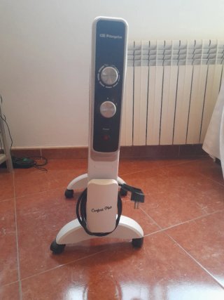 Radiador eléctrico blanco con ruedas