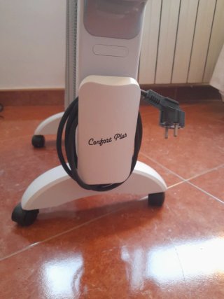 Radiador eléctrico blanco con ruedas