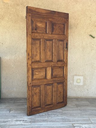 Puerta antigua con cuarterones